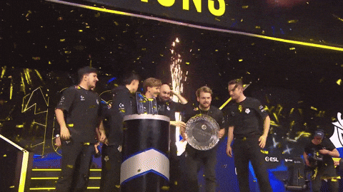 Nikola "Niko" Kovač podiže pehar na osvojenom CS turniru sa ekipom G2 Esports