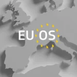 EU OS logo sa pozadinom mape Evrope u digitalnom obliku
